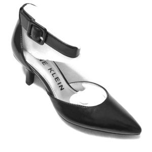 NWT Low heel size 5 M black shoes.